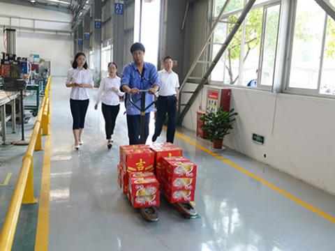 bti体育集团工会发展“夏季送清冷”活动